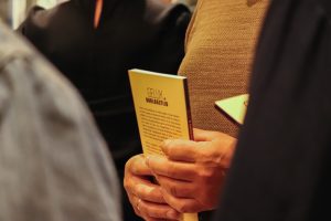 In de rij om je boek te laten signeren