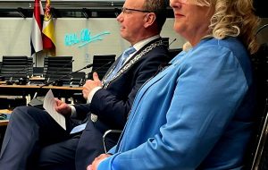 Apeldoorn Raadszaal Trea en burgemeester Heerts