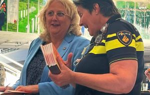 Apeldoorn boek signeren voor de politie