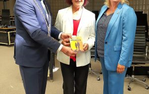 Apeldoorn overhandigen boek aan vrijwilligster